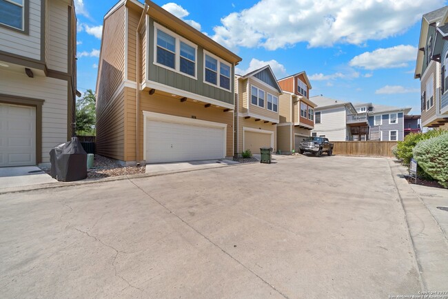 Building Photo - 215 E Courtland Pl