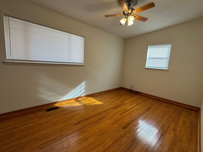 Building Photo - 3907 NW Denver- AVAILABLE NOW!!