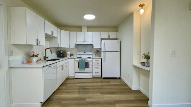 Building Photo - MOVE-IN READY LUXURY RENTAL - Beautifully Renovated 3 Bedroom, 2 Bathroom Duplex in Quiet Cul-de-...