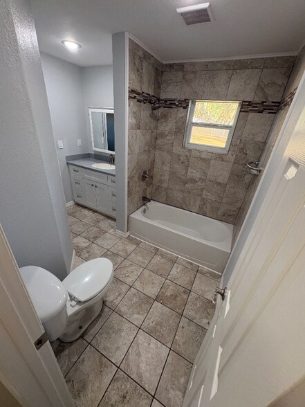 Building Photo - 680 N Court St