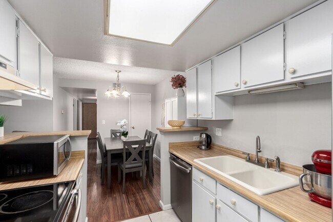 Building Photo - Beautiful 2 Bedroom Condo Across from Aurora Medical Center