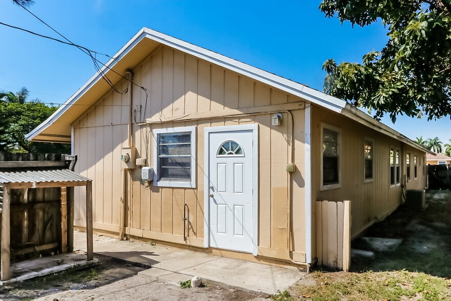 Building Photo - 200 Perry Ave