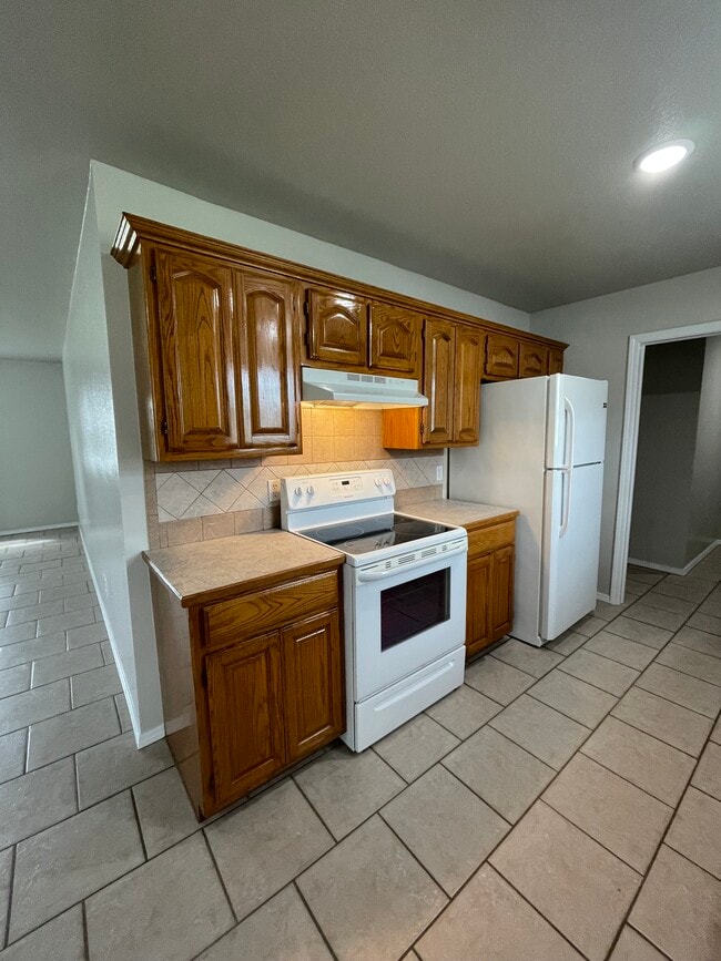 Building Photo - 1122 Oak Ln