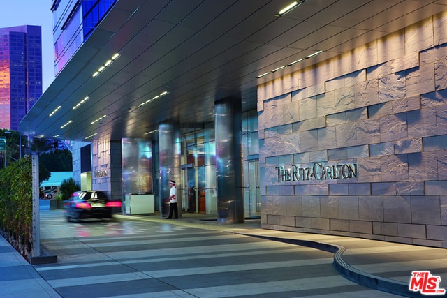 Building Photo - 900 W Olympic Blvd