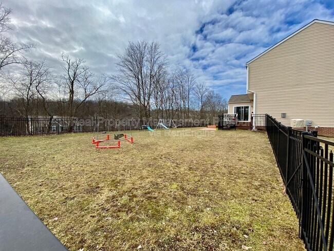 Building Photo - 449 Beech Dr