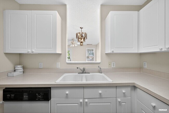 Building Photo - Charming 2BR Townhome in Raleigh Golf Community