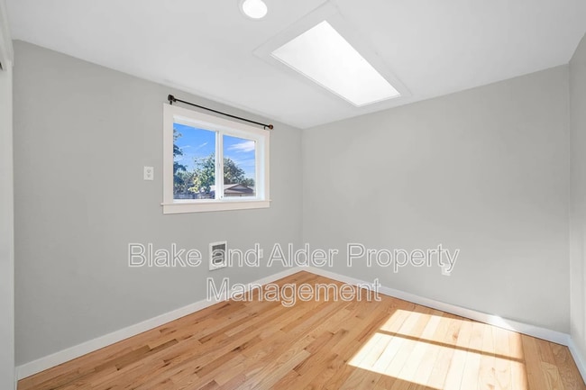 Building Photo - 2402 SE 9th Ct