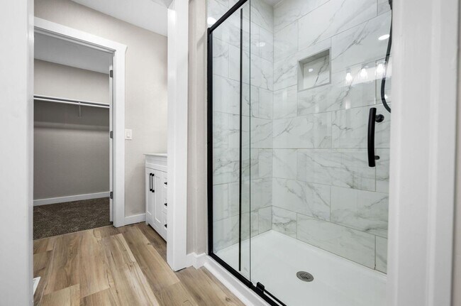 Building Photo - Beautiful remodeled home in Bolivar located near the square! 3 bedrooms, 2.5 baths and a detached...