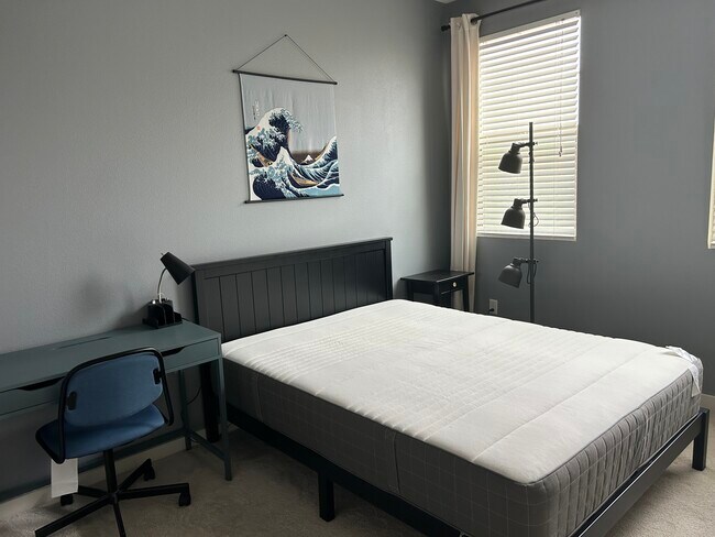 Building Photo - 212 Paramount