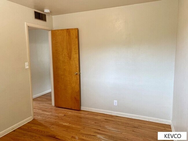 Building Photo - Ranch-Style Home in Campus West