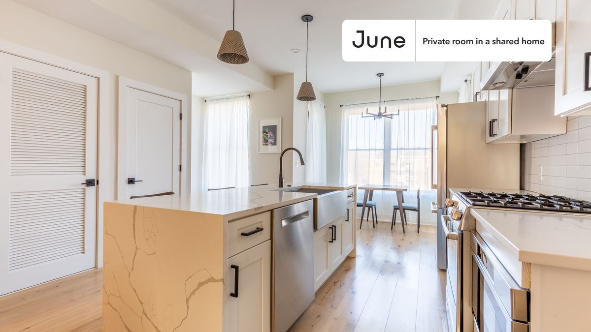 Building Photo - Private bedroom in 2 bed/2.5 bath Home