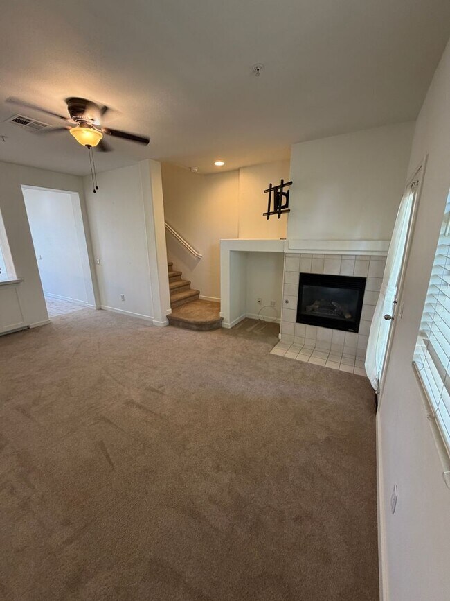 Building Photo - FOR LEASE – Beautiful 2 + 2.5 Townhome with A/C, Near Downtown Ventura & the Beach!