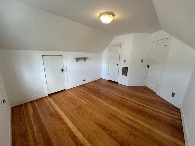 Building Photo - Large 4 bedroom 2 bath home