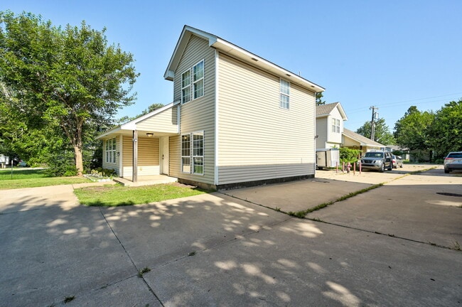 Building Photo - 607 W Main St
