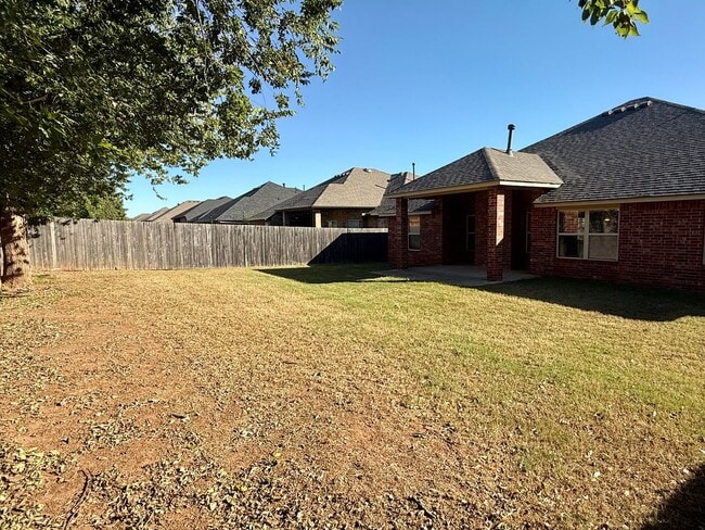 Building Photo - Beautiful 4 Bed, 2 Bath, 3 Car Home in Edm...