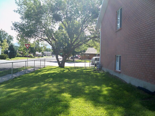 Building Photo - 285 N 400 E