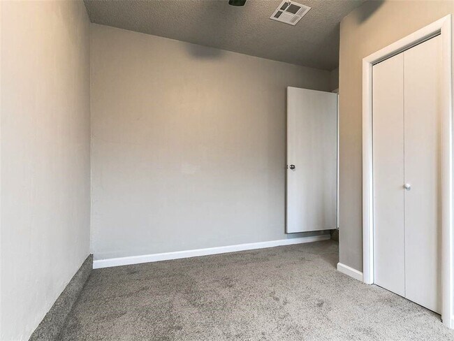 Building Photo - Super 4 Bed 1.5 Bath in the South Gate Addn in Moore, OK