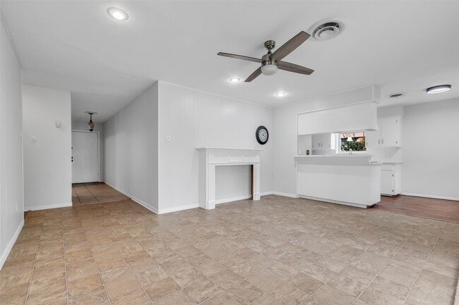 Building Photo - 8821 Dunlap St