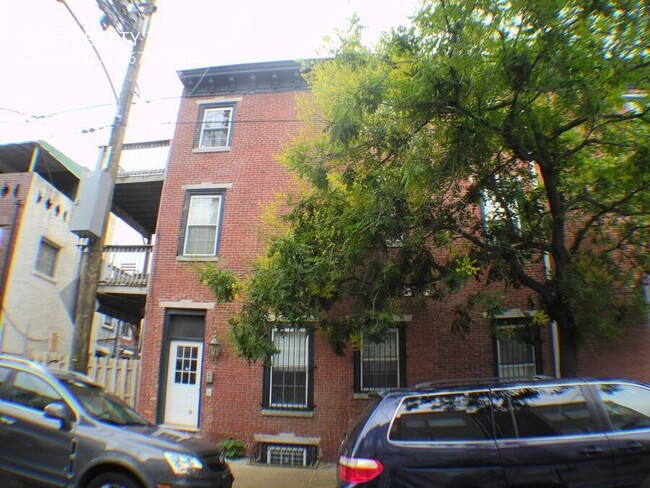 Building Photo - Graduate Hospital Three Bedroom / One Bath...