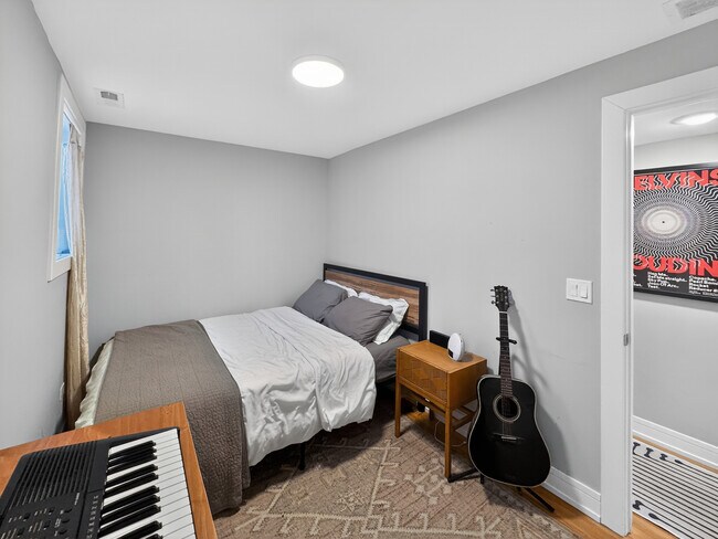 Building Photo - 3534 W Wrightwood Ave