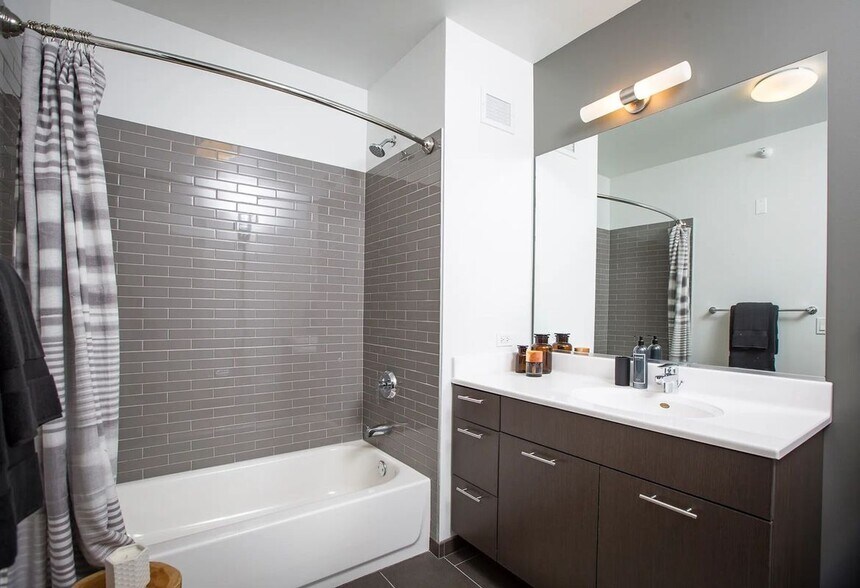 Building Photo - 637 N Wells St