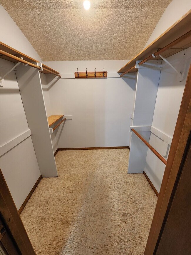 Building Photo - Nice 3BR, 1.5BTH half duplex near schools ...