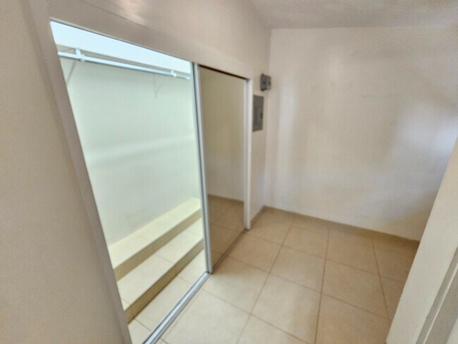 Building Photo - Studio apartment