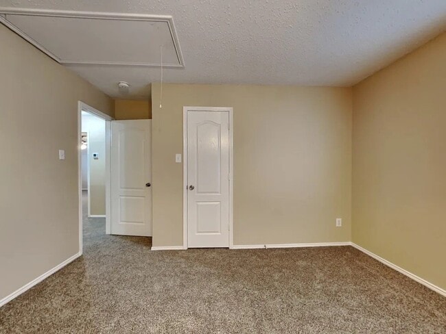 Building Photo - 7205 Silktree Ct