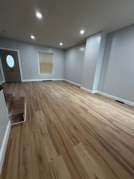 Building Photo - 644 E Madison St