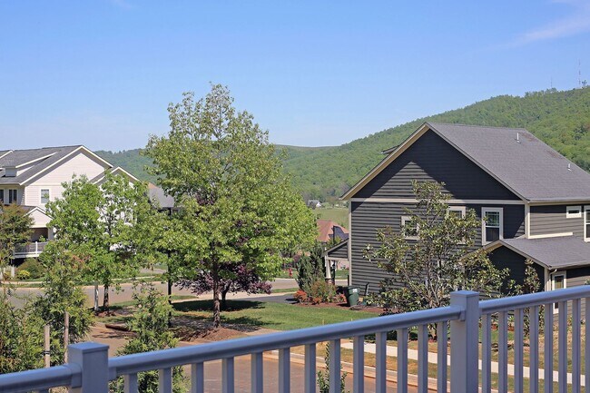 Building Photo - End-Unit Avon Park Townhome Near Biscuit Run Park