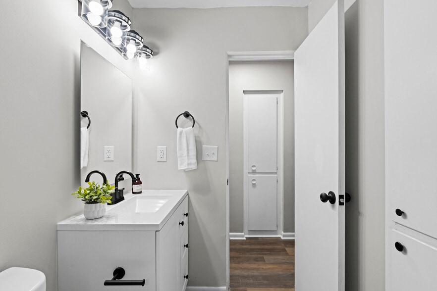 Building Photo - 986 Loretta Ave