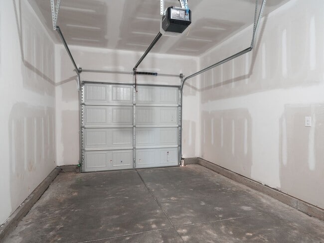 Building Photo - 3 Bed 2.5 Bath Townhome, END UNIT WITH PRIVATE BACKYARD! $500 OFF FIRST FULL MONTH RENT