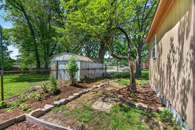 Building Photo - 2047 Goodale Ave