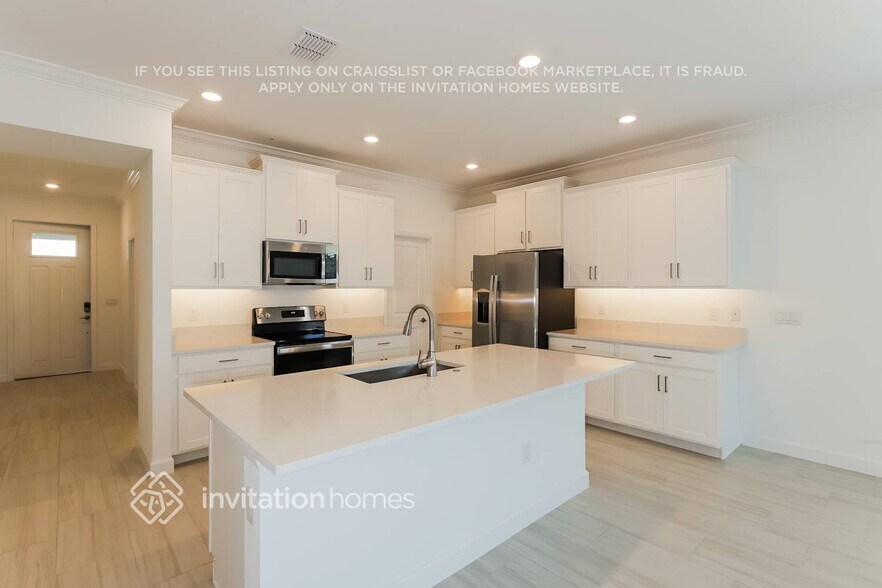 Building Photo - 14134 17 Ct E