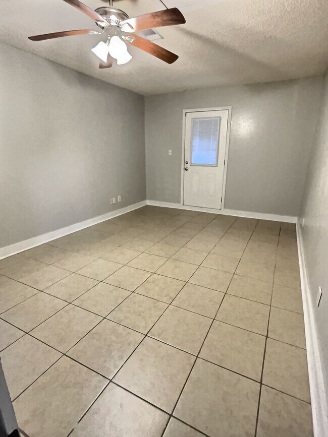 Building Photo - Spacious 4-Bedroom, 2-Bathroom Home in Ocean Springs – Prime Location & Move-In Ready!