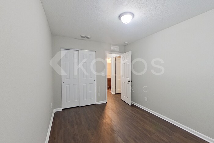 Building Photo - 1335 Mull St