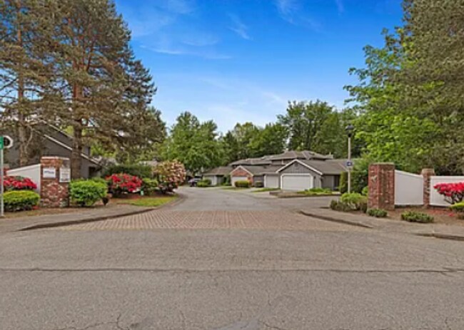 Building Photo - Kent East hill Condo townhome in Village at Single Creek - 3 bedroom 2.5 bath and 2 car garage. A...