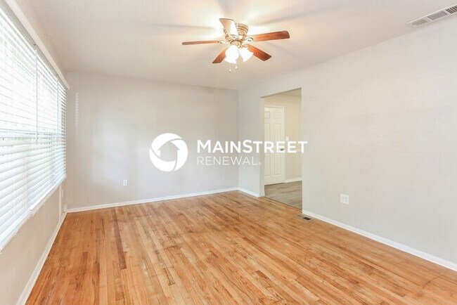 Building Photo - 2 Bedroom Pet-Friendly Home in Kansas City, MO with Main Street Renewal
