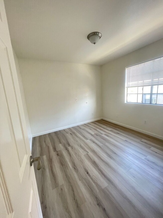 Building Photo - Bright 3BD Condo in Gated Community