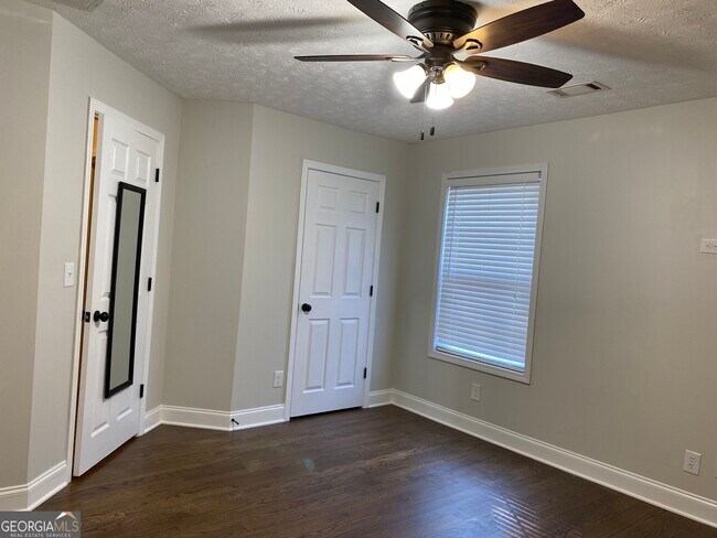 Building Photo - 900 Harbins View Dr