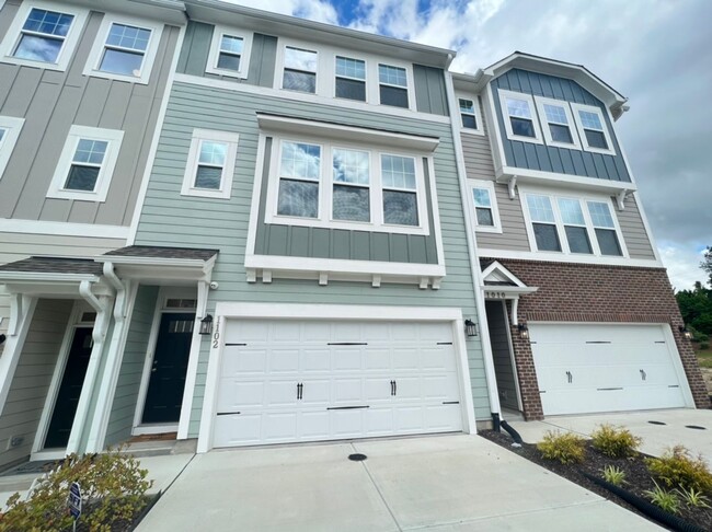 Building Photo - Spacious, Like-New Townhome with Premium F...