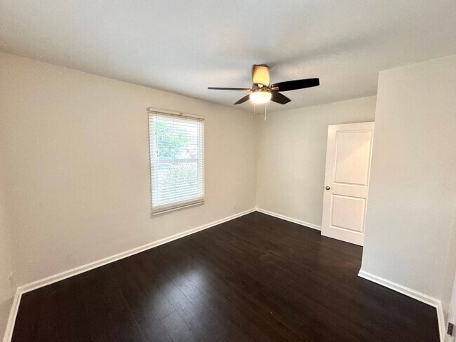 Building Photo - Fabulous 3 bedroom 1 bathroom updated home