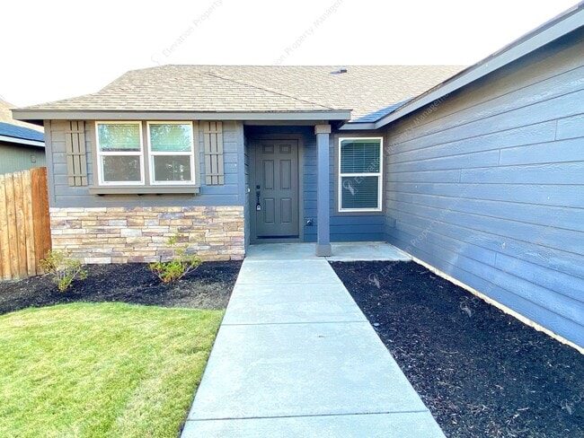 Building Photo - Central Oregon Living: Bright Home with Fi...