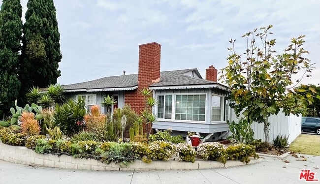 Building Photo - 2903 W Carson St