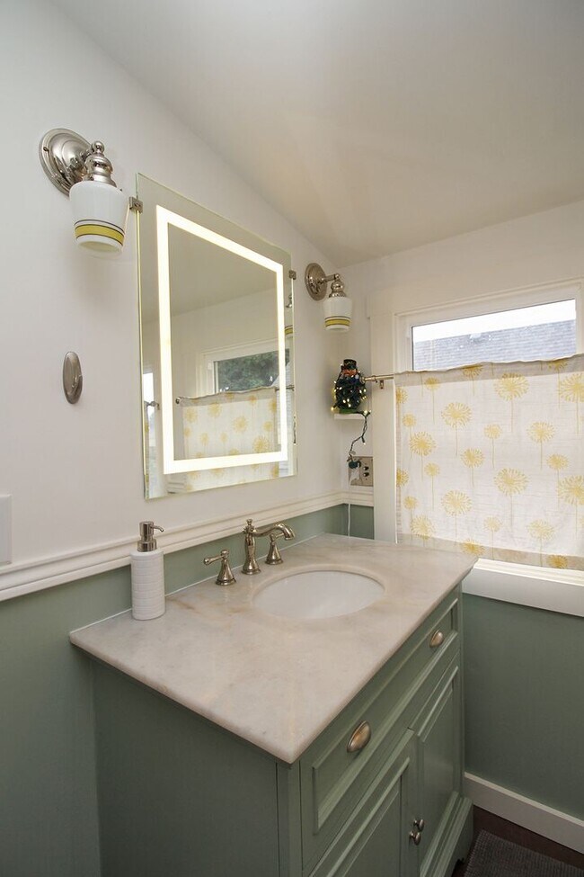 Building Photo - Delightful Remodeled Alberta Arts 3 Bed/2 ...