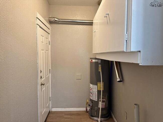 Building Photo - 1916 7th St