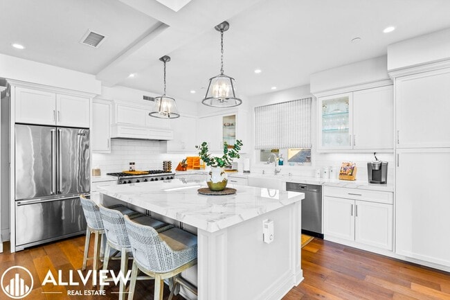 Building Photo - Gorgeous 3 bed 3.5 bathroom home available...