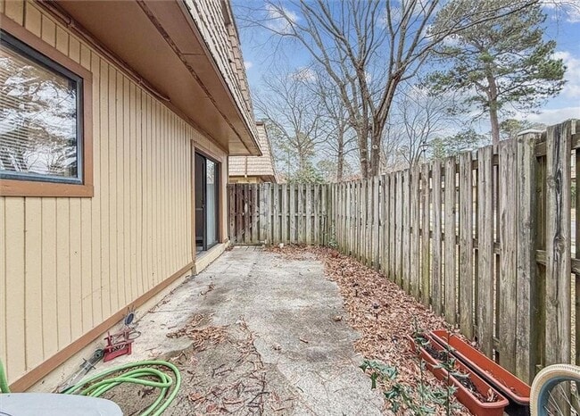 Building Photo - Remodeled Townhouse Ready for A New Tenant