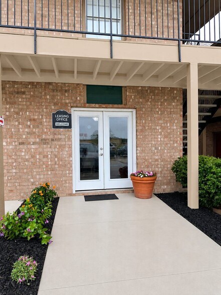 Building Photo - 811 Cloyd Dr