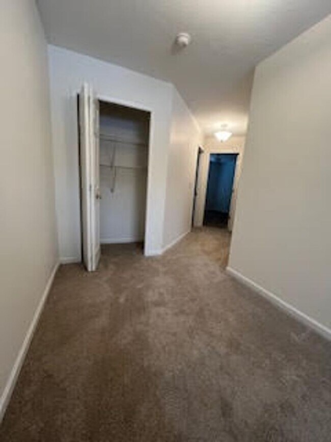 Building Photo - 487 Sparrow Way